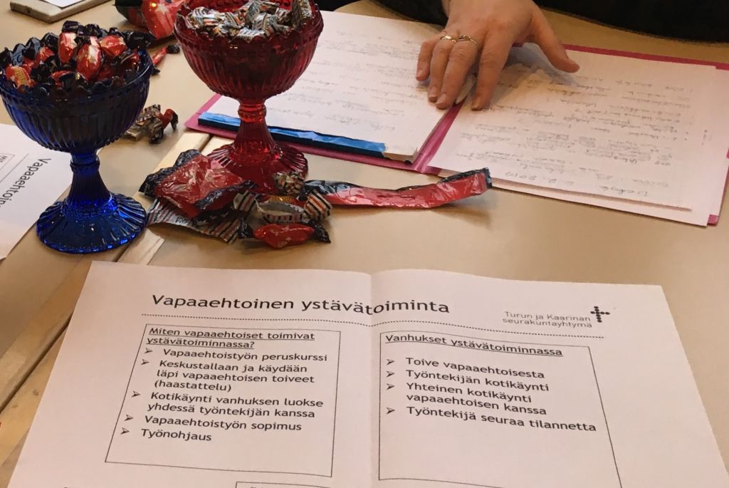 Paperi pöydällä ja kaksi tarjoiluastiaa.