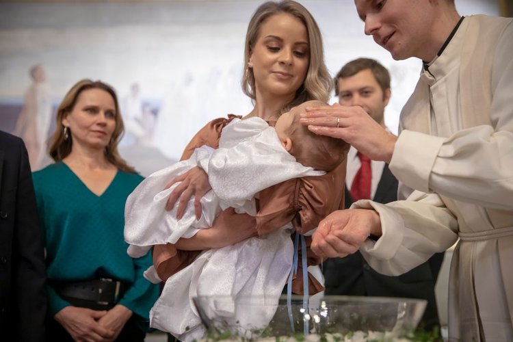 Pappi kastaa lapsen.