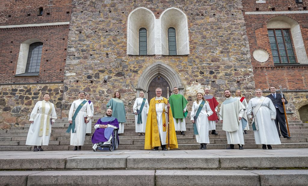 Turun tuomiokirkon edustalla arkkipiispa ja pappisvirkaan ja diakonian virkaan vihittyjä.