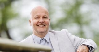 hiippakuntasihteeri Mika Piittala istuu puistonpenkillä