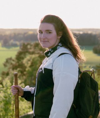 Karoliina mäen päällä.