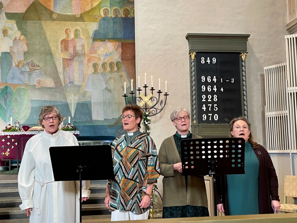 Nejä naista laulaa kirkossa