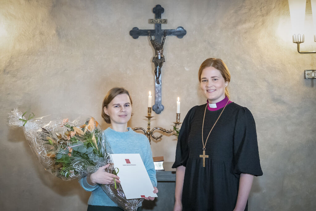 Marian Leonova ja piispa Mari Leppänen palkintojenjakotilaisuudessa.