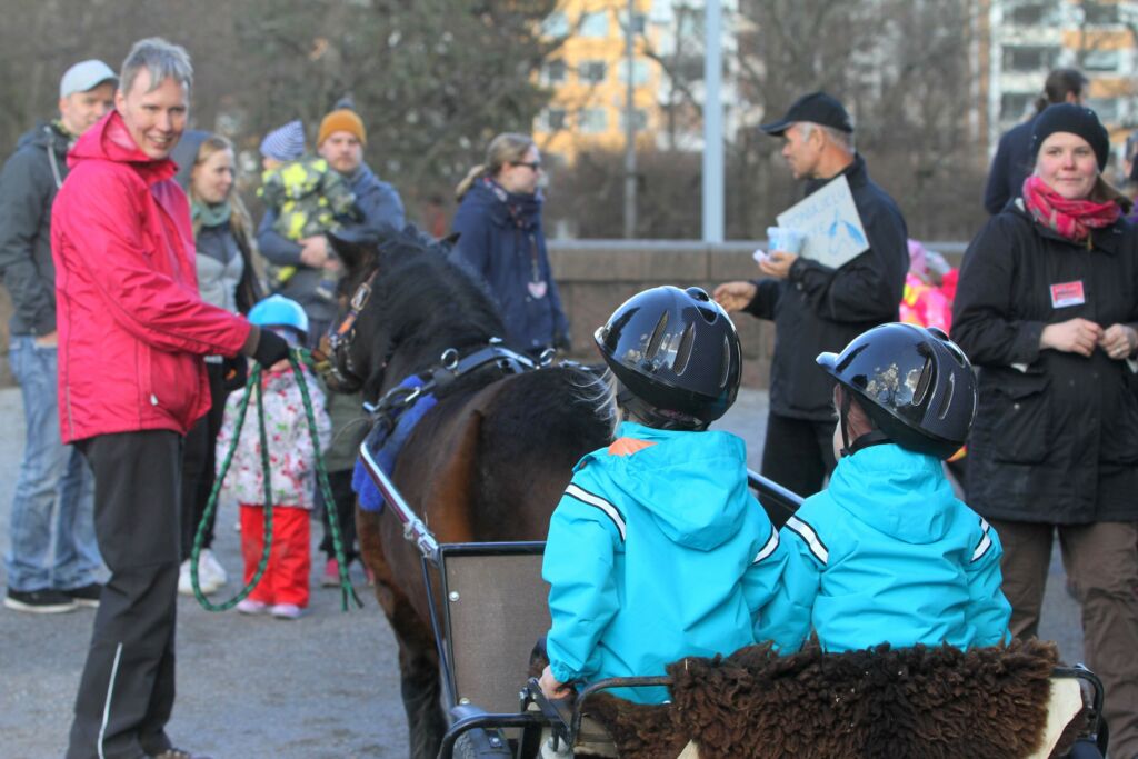 Kaksi lasta hevoskyydissä tapahtumassa.