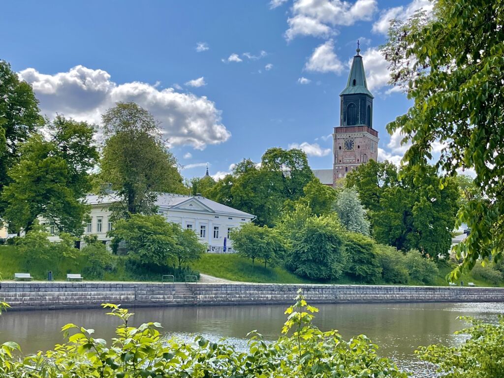 Jokimaisemassa Turun tuomiokirkko taustalla.