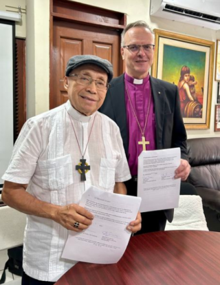 Kuvassa Arkkipiispa Tapio Luoma ja El Salvadorin luterilaisen kirkon piispa Medardo Gomez uuden sisarkirkkosopimuksen allekirjoituksen jälkeen