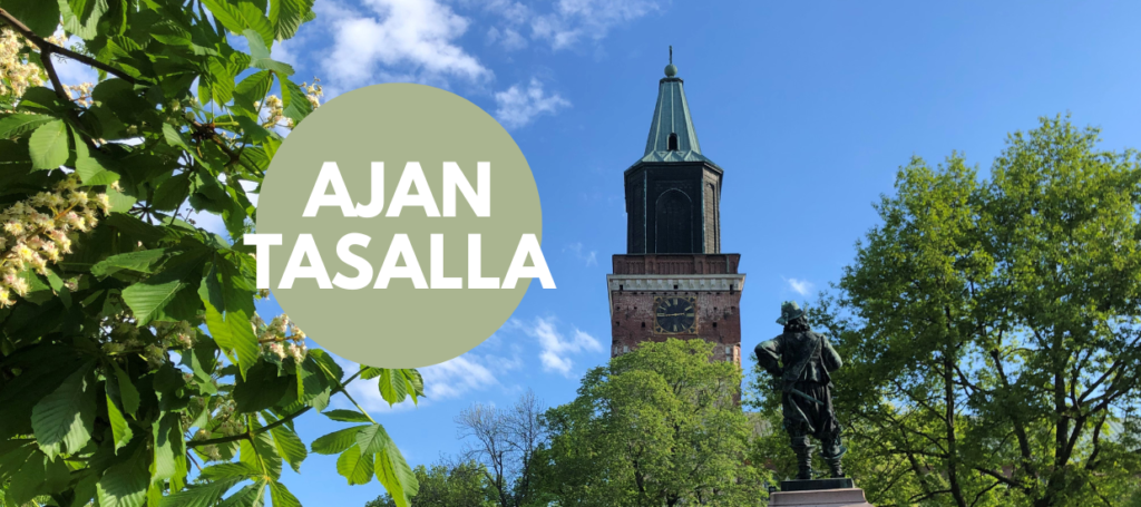 Tuomiokirkko keväällä ja teksti Ajan tasalla.