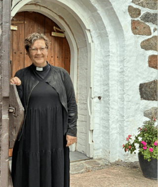 Ihminen seisoo kivikirkon ovella