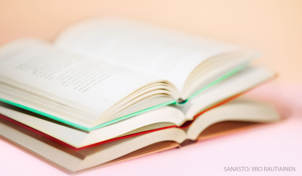 Kirja, joka on auki keskeltä.