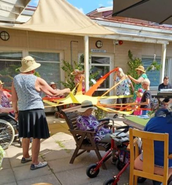 Ihmisiä pihalla kesällä