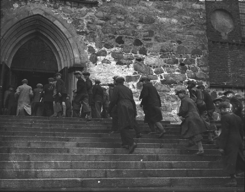 Pojat menemässä tuomiokirkkoon