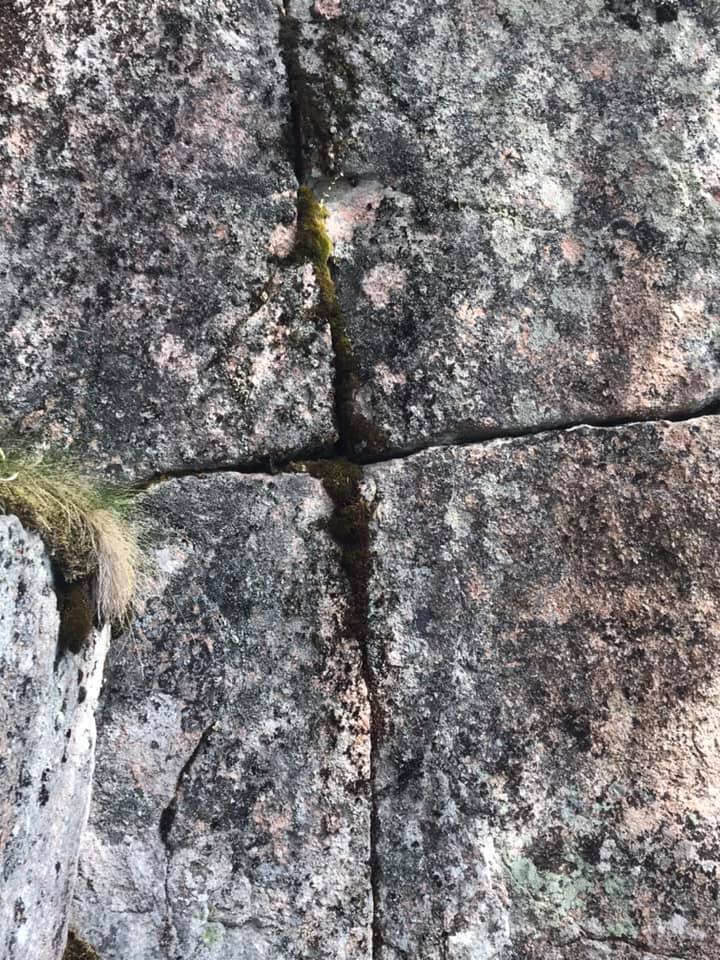 Kivenkolosta muodostuva risti
