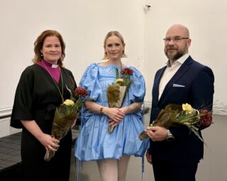 Kolme palkittua henkilöä