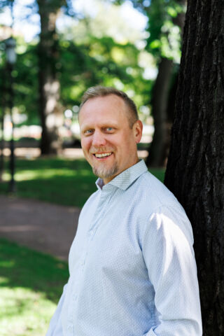 Asiantuntija Timo Helenius nojaa puuhun